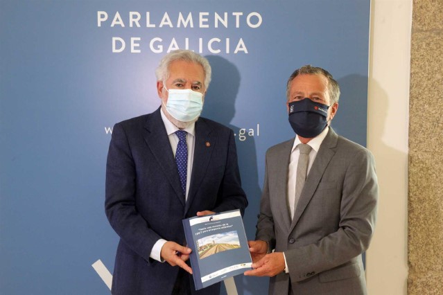 O presidente do CES, Agustín Hernández, entrega ao presidente do Parlamento a proposta dos CES atlánticos europeos para a revisión da rede transeuropea de transportes